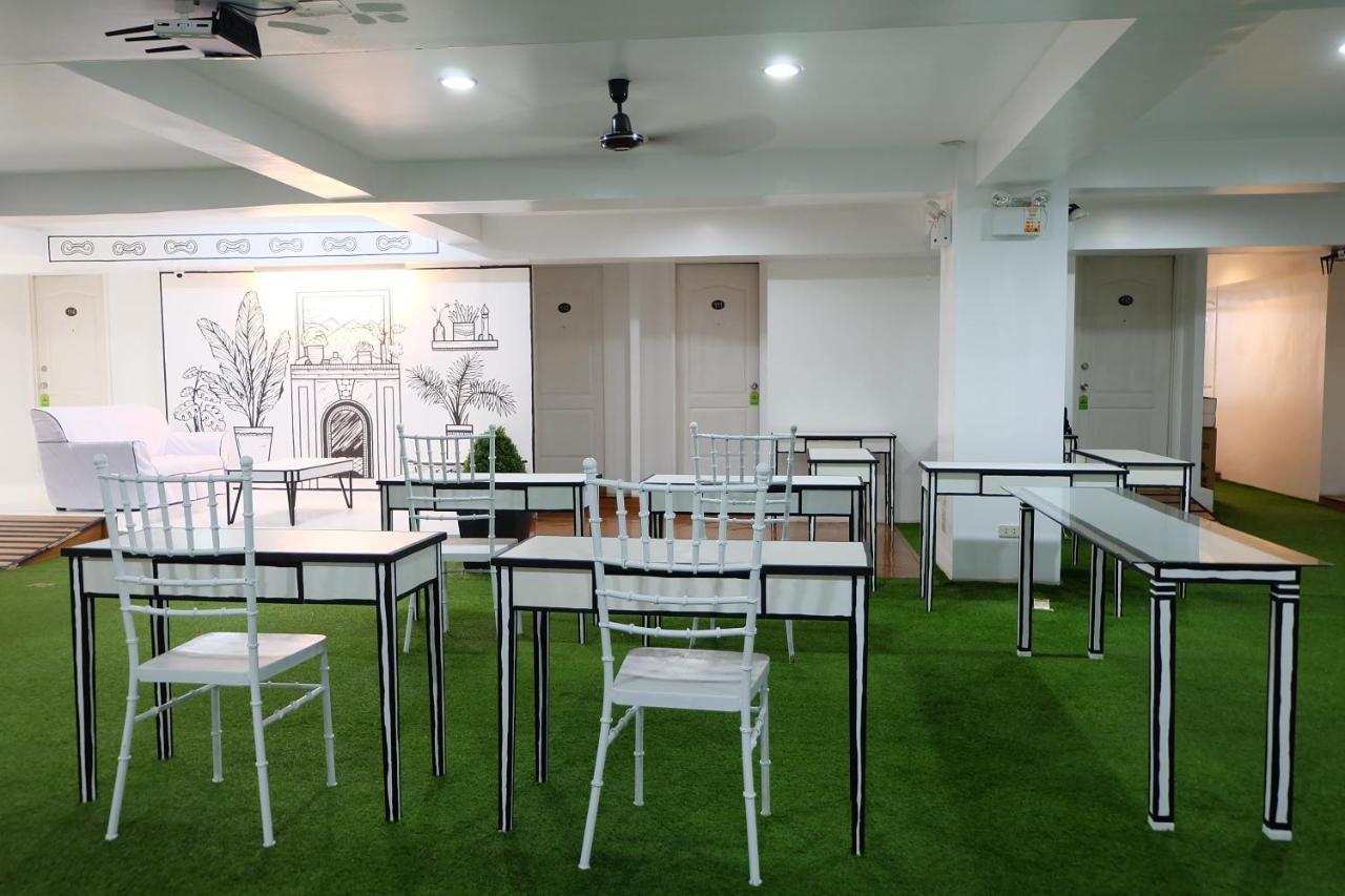 Spaces Makati Hotel 3*