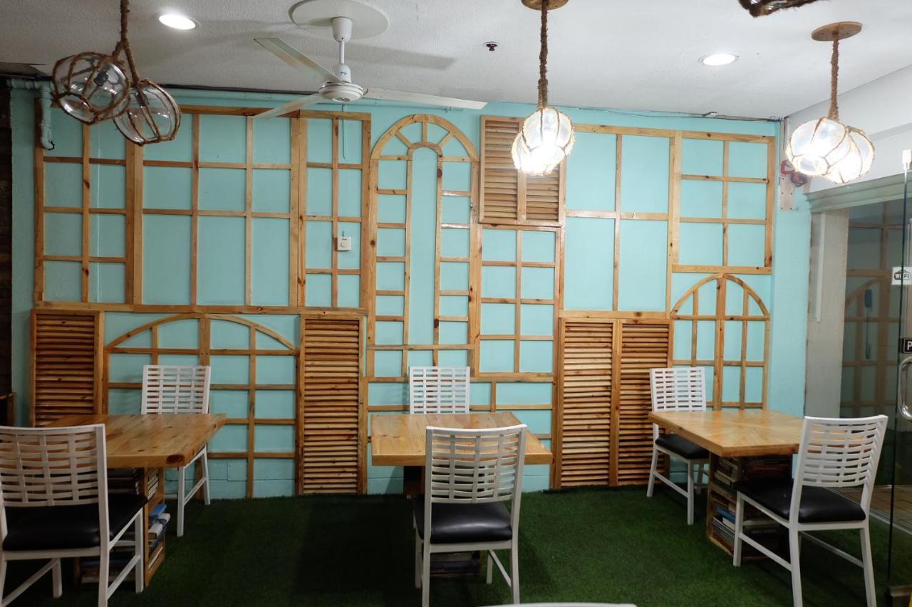 Spaces Makati Hotel 3*