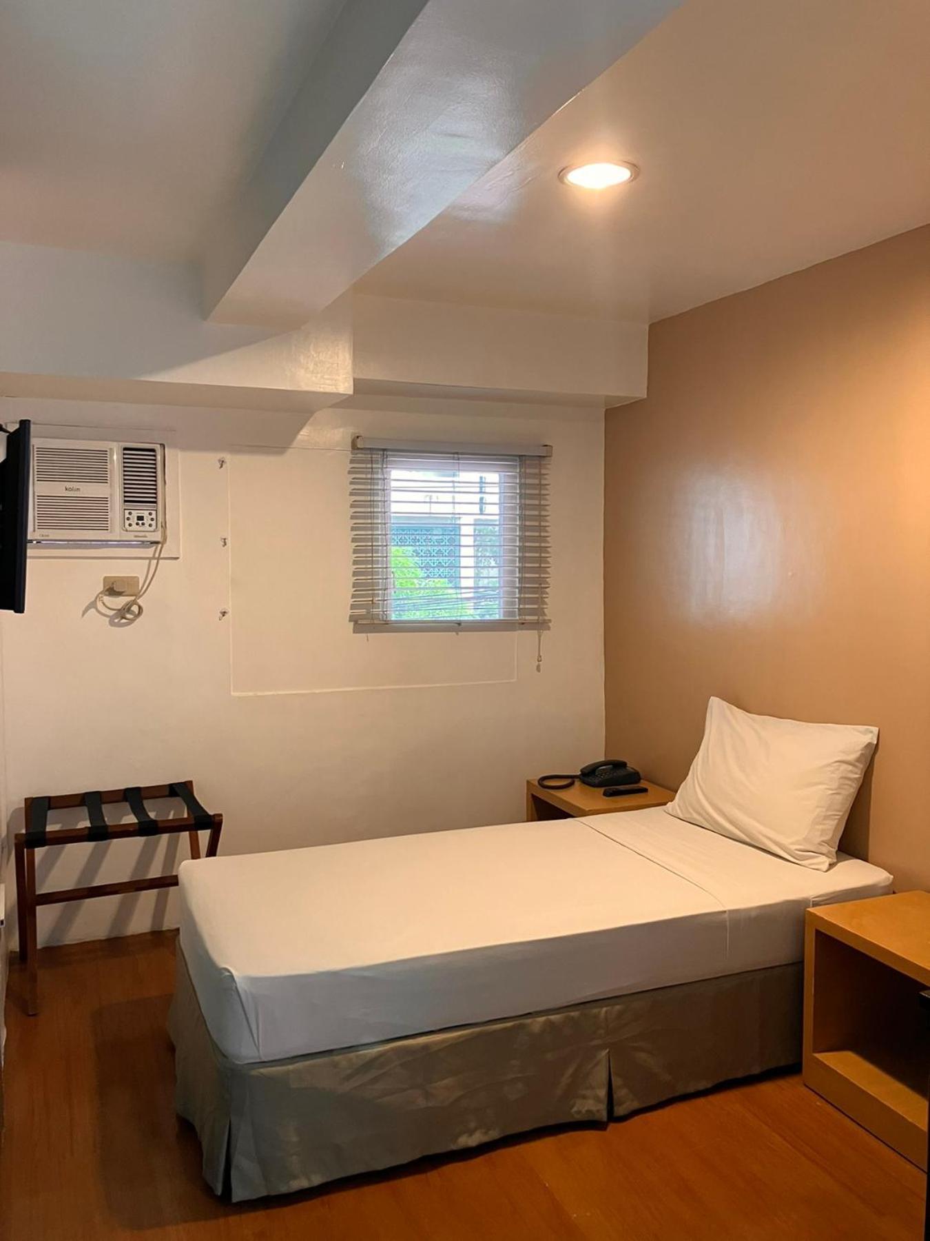 Spaces Makati 3*